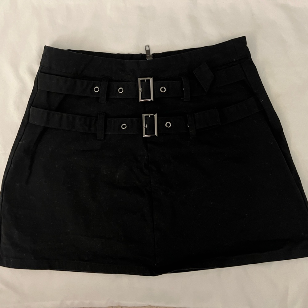Black carmar skirt with belts